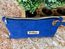 Load image into Gallery viewer, FREE Shazzy Wristlet 2.0 PDF Pattern
