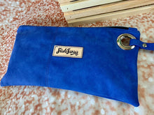 Load image into Gallery viewer, FREE Shazzy Wristlet 2.0 PDF Pattern
