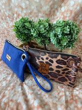 Load image into Gallery viewer, FREE Shazzy Wristlet 2.0 PDF Pattern

