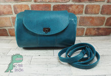 Load image into Gallery viewer, Quilted Hortensia Barrel Bag PDF Pattern
