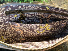 Load image into Gallery viewer, FREE Shazzy Wristlet 2.0 PDF Pattern
