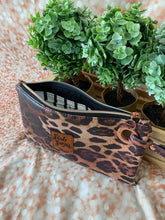 Load image into Gallery viewer, FREE Shazzy Wristlet 2.0 PDF Pattern
