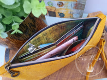 Load image into Gallery viewer, FREE Shazzy Wristlet 2.0 PDF Pattern
