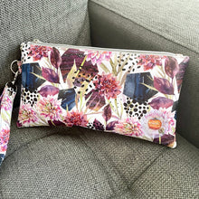 Load image into Gallery viewer, FREE Shazzy Wristlet 2.0 PDF Pattern
